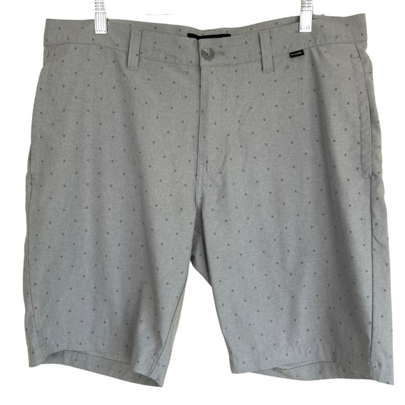 Travis Mathew Other - Travis Mathew ‘Barnacle’ Hybrid Shorts in Grey Heather Sleet Golf 9” Sz L